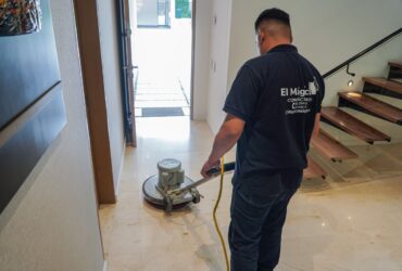 Técnico de El Mágico cristalizando piso de mármol junto a una escalera