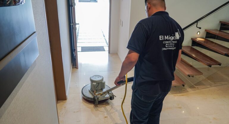 Técnico de El Mágico cristalizando piso de mármol junto a una escalera