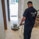 Técnico de El Mágico cristalizando piso de mármol junto a una escalera