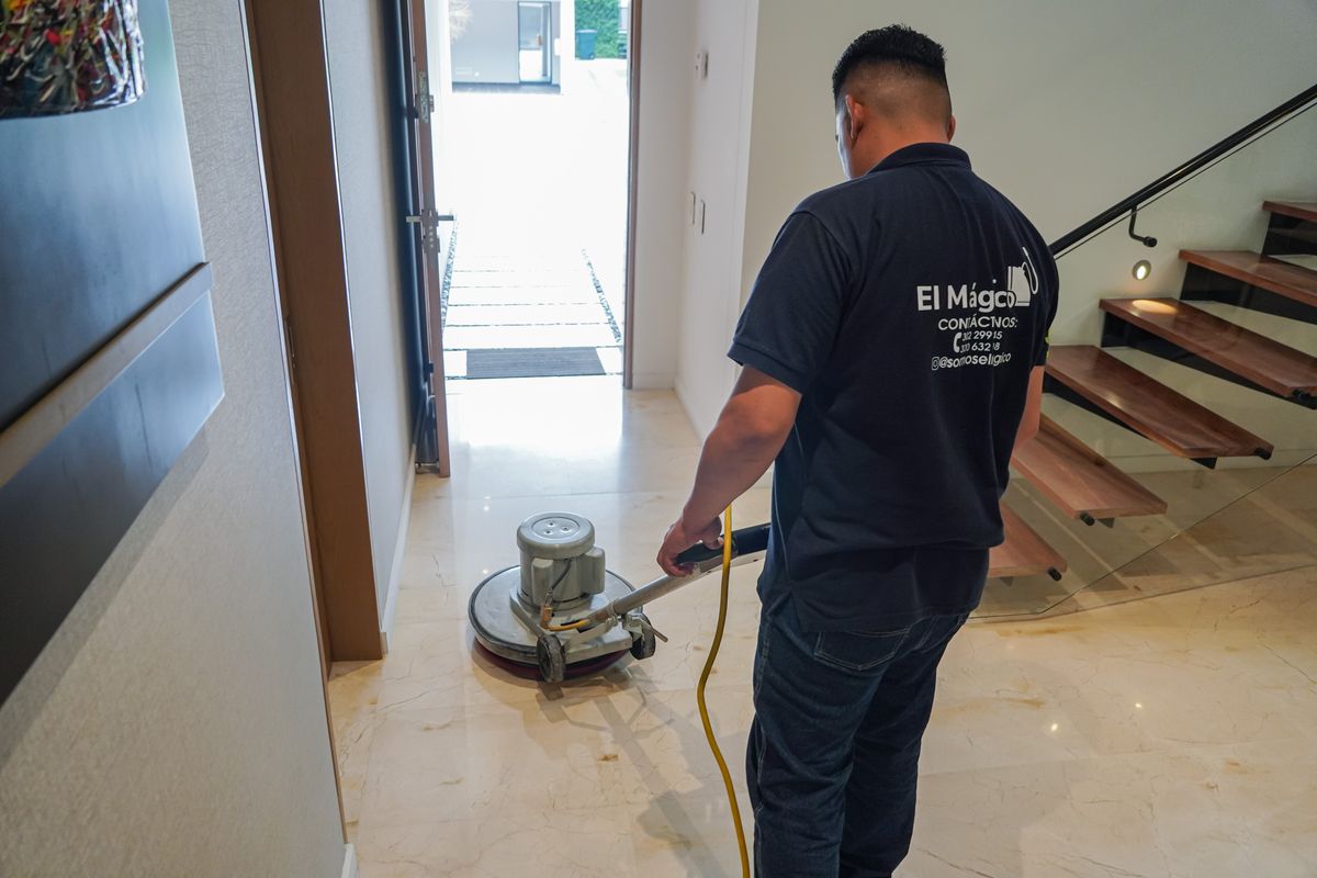 Técnico de El Mágico cristalizando piso de mármol junto a una escalera