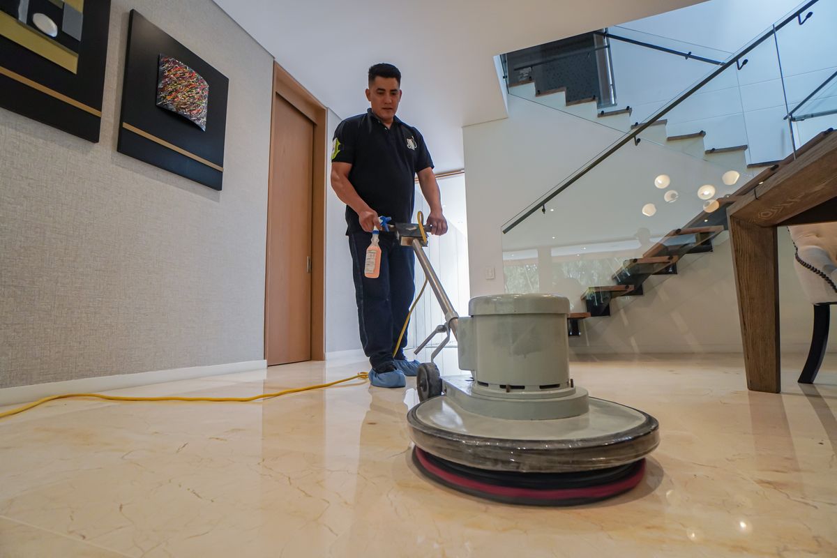 Técnico de El Mágico puliendo un piso de mármol con máquina rotativa