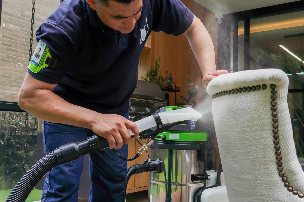 Lavado de silla tapizada con extractora, El Mágico