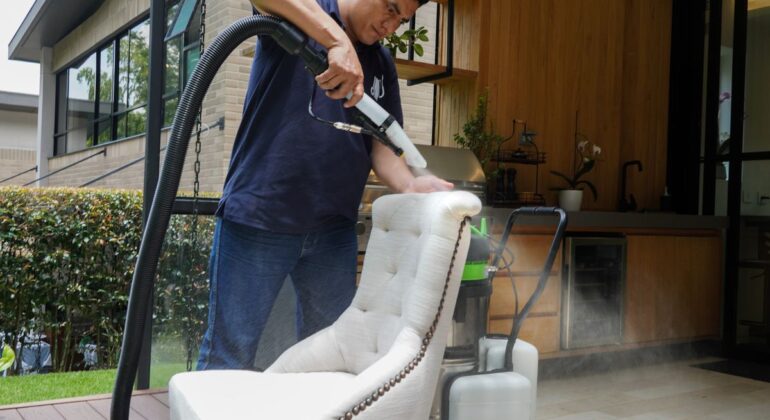 Manchas en el sofá: qué hacer antes de llamar a un experto