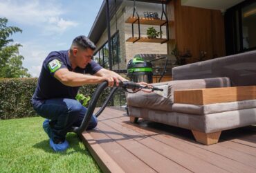 Técnico de El Mágico lavando un sofá de exterior